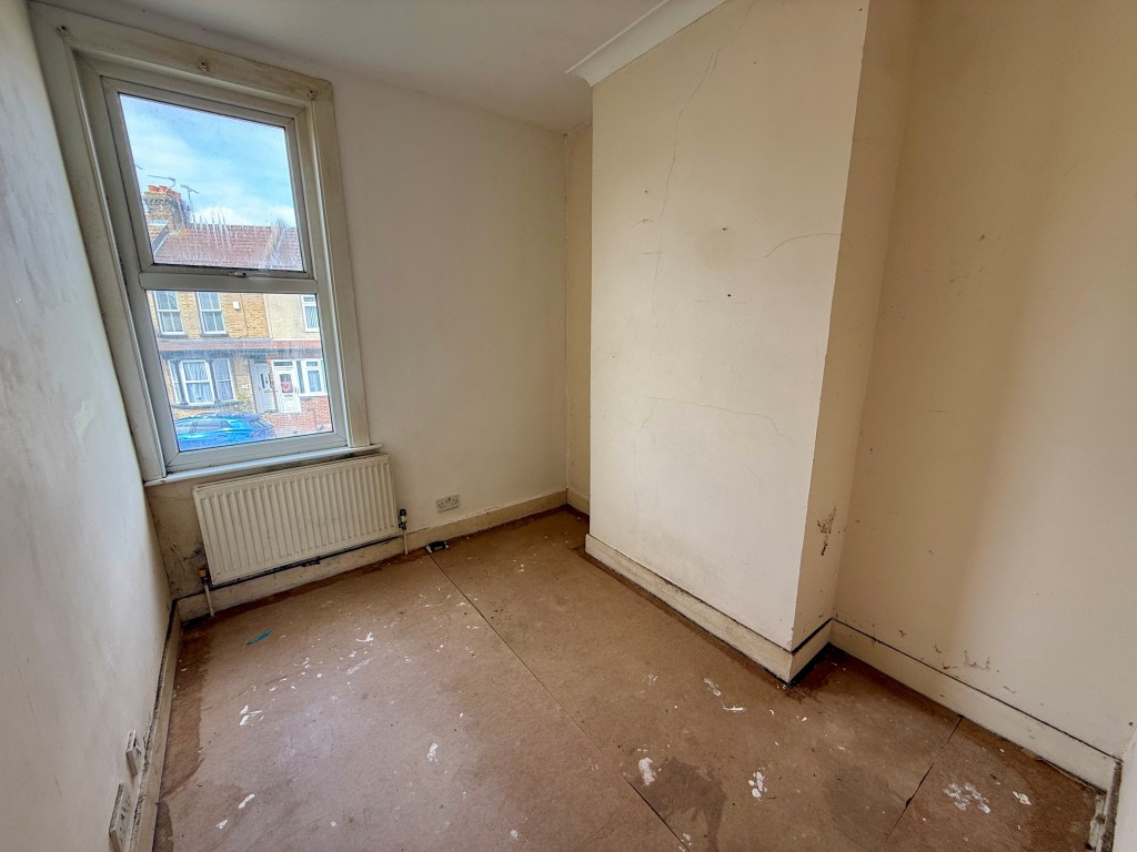 Lot: 140 - DOUBLE FRONTED HOUSE IN NEED OF REFURBISHMENT - Bedroom three